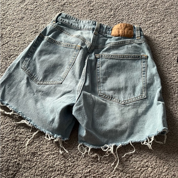 Size 4 light wash h&m jean shorts 
Good condition. Not worn many times - Picture 2 of 2